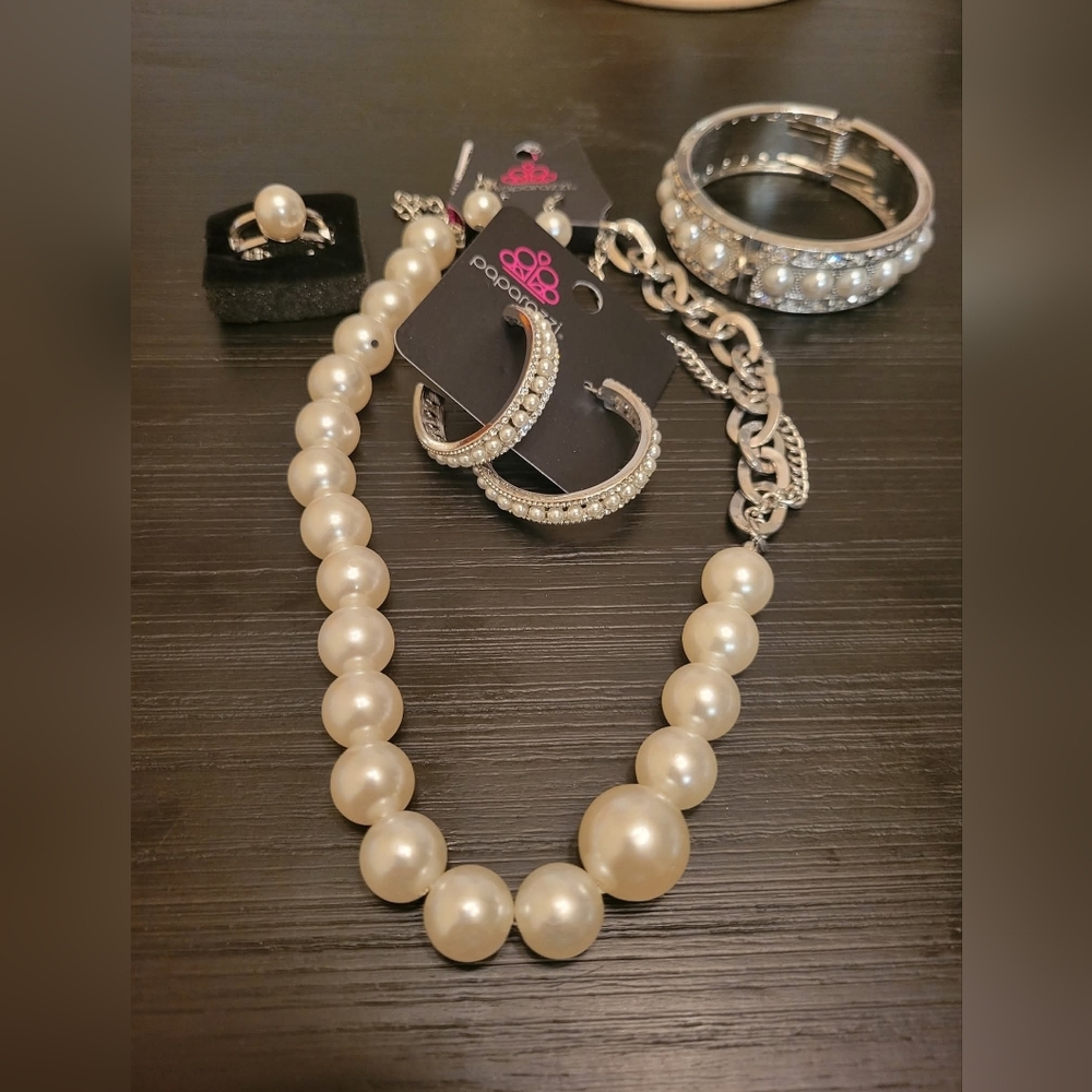 Paparazzi Silver and Pearl Necklace Set